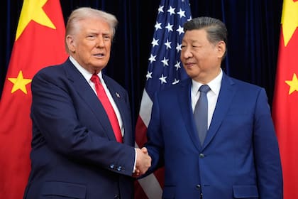 Donald Trump y Xi Jinping, en el Aeropuerto Internacional de Gimhae, el jueves en Busan, Corea del Sur