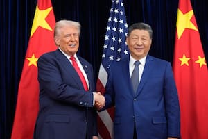 Donald Trump y Xi Jinping se saludan en Busan, Corea del Sur.