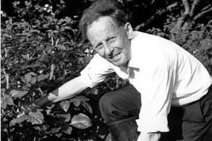 Donald Watson en su propio jardín, donde tenía cuidado de no dañar ni siquiera a las lombrices