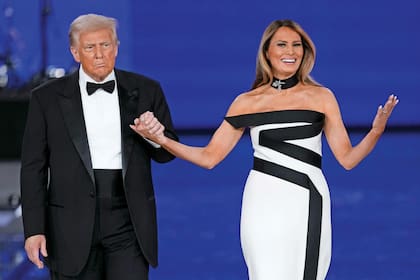 Donald y Melania Trump en el Liberty Ball, en el Washingon Convention Center, el lunes pasado. La primera dama llevó un vestido diseñado por su estilista, Hervé Pierre, y un broche de diamantes creado por Harry Winston en 1955.