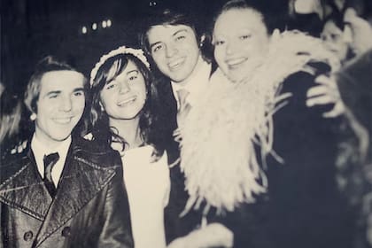 Donald y Verónica, en una de las postales de su casamiento. Fue en 1973, en pleno auge del cantante. Tanto el civil como la ceremonia religiosa y la fiesta fueron televisadas por Canal
9 (por entonces, a cargo de Alejandro Romay) y por Canal 11 (en manos de Héctor Ricardo García). La suya fue la tercera boda televisada del país, después de las de Palito Ortega y Evangelina Salazar, en 1967, y la de Marcela Tinayre e Ignacio Viale, en 1973. A la fiesta, que se realizó en el Alvear Palace, asistieron mil
personas (acá, con Juan Alberto Badía y Pinky)