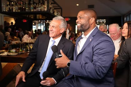 Donalds vive en Naples, Florida, con su esposa, Erika, y sus tres hijos: Damon, Darin y Mason