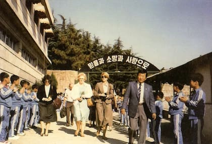 Donantes cristianos internacionales y agencias de adopción visitaron Brothers Home durante años