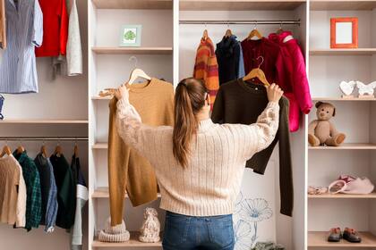 Donar o almacenar la ropa que no se usa fuera del dormitorio permitirá tener un armario más funcional y práctico (Foto Canva)