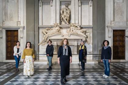 Donata Magrini, Anna Rosa Sprocati, Daniela Manna, Paola D'Agostino, Monica Bietti y Marina Vincenti, el equipo de científicos, restauradores e historiadores que trabajaron con las bacterias en las obras de arte del maestro del Renacimiento