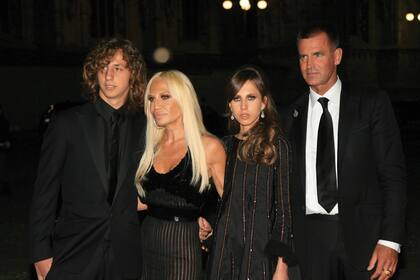 Donatella en el desfile de la colección primavera/verano de 1993, junto con su marido, el modelo norteamericano Paul Beck, y los dos hijos que tuvieron juntos, Daniel y Allegra.