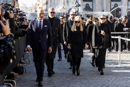 Donatella Versace, muy triste, durante su llegada al último adiós a Valentino. La diseñadora y empresaria italiana apareció con un vestido negro al cuerpo, botas altas y unos lentes de sol de gran tamaño