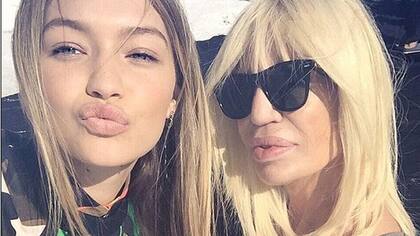 Donatella y Gigi, en la primera imagen que subió la diseñadora a Instagram