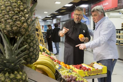 Donati de Santis visita Frutas Don Jorge, el local que se encuentra al lado de Cucina Paradiso, en el Mercado de Belgrano