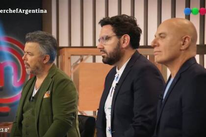 Donato de Santis, Damián Betular y Germán Martitegui, el jurado de Masterchef, escucha con suma atención la historia de vida de Belén