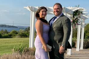 Donato Frattaroli y Magda Mazri tendrán que cambiar los planes de su casamiento después de una increíble travesura de su perra, una golden retriever llamada Chickie