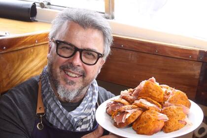 Donato ofreció bruschetas a los invitados de su barco.