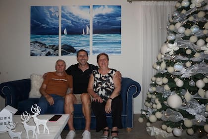 Donatti junto a sus padres, pilares en su vida, a tal punto que por no querer estar lejos de ellos perdió la oportunidad de desempeñarse en Europa.