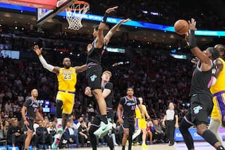 Doncic anota 60 y LeBron consigue récord mientras Lakers vencen al Heat