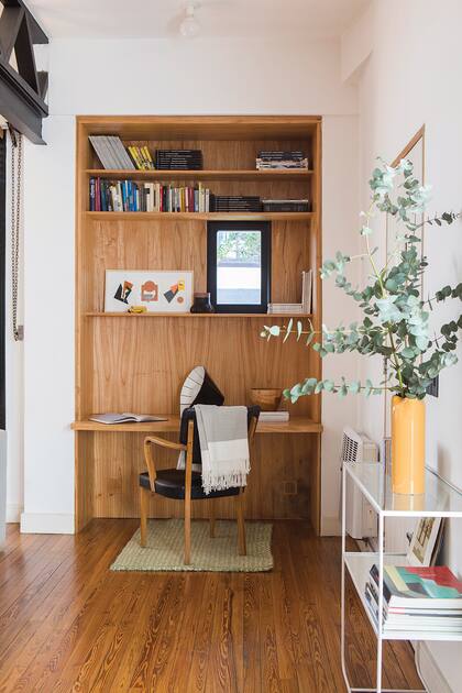 Donde antes estaba la puerta de entrada, Paula diseñó un escritorio en petiribí que ejecutó Ramón Argüello y abrió una pequeña ventana para iluminarlo.