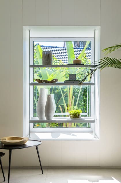 Donde antes había una chimenea, nueva abertura con estanterías sin fondo.