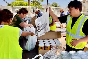 Dónde entregan comida gratis en California