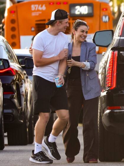 ¿Dónde está Ashton Kutcher? Mila Kunis fue descubierta en la vía pública junto a un misterioso hombre. La actriz y su amigo disfrutaron de una cena en Studio City y, luego, caminaron por la ciudad muy divertidos