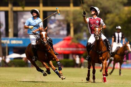 ¿Dónde está la bocha? En el aire, fuera de escena, y la buscan los dos más experimentados de Cría La Dolfina: Diego Cavanagh y Nicolás Pieres.