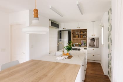 Donde estaba el acceso al toilette, ahora está la heladera. La puerta de la izquierda lleva al subsuelo.