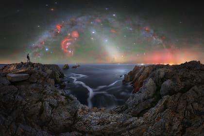 "Donde la Tierra se encuentra con el cosmos", foto de Andrea Curzi tomada en la penísula de Pen Hir, en Francia