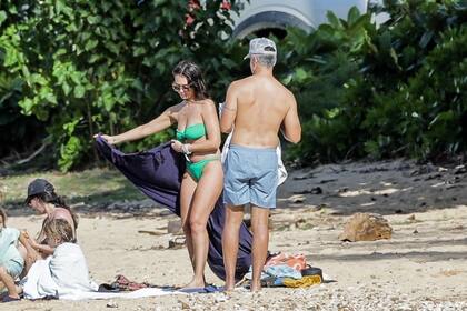 ¿Dónde pongo la lona? Jessica Alba junto a su marido Cash Warren, en las playas de Hawaii