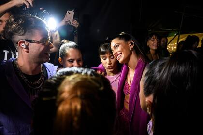 Donde quiera que vaya, a Tini la esperan fans y prensa