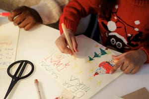 Cómo escribirle una hermosa carta a Santa Claus para Navidad y cuál es su dirección oficial, según USPS