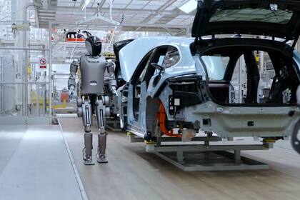 Dongfeng Motor implementa un robot humanoide impulsado por IA para fabricar sus vehículos en China
El robot humanoide está diseñado para realizar una serie de tareas en la línea de producción de una planta china de vehículos comerciales