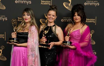 Doniella Davy, de izquierda a derecha, Tara Lang Shah, y Alex French posan en la sala de prensa con el premio a mejor maquillaje contemporáneo (no prostético) por Euphoria en la segunda noche de los  Premios Emmy a las Artes Creativas 