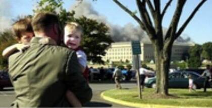 Donn Marshall junto a sus hijos, Drake y Chandler, afuera del Pentágono tras el ataque
