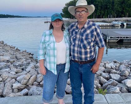 Donna Hughes-Brown junto a su esposo, que reclama su liberación