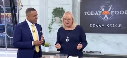 Donna Kelce asistió a un programa a preparar una receta y sostuvo que la cantante de 34 años probablemente se perdería sus famosos panecillos de Acción de Gracias (Captura X)