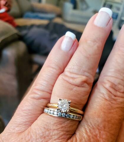 Donna mostró con orgullo en Facebook su anillo de bodas