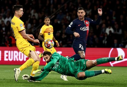 Donnarumma falla en la salida del primer gol de Barcelona