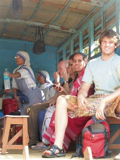 Donnelly (derecha), en un camión, junto a otros voluntarios y hermanas de la Caridad