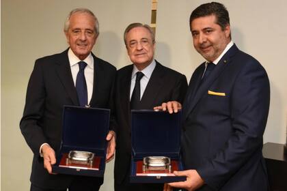 DÓnofrio y Angelici con Florentino Pérez, presidente de Real Madrid, en la cena de camaradería previa a la final
