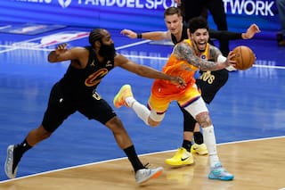 Donovan Mitchell anota 32 puntos y Cavaliers vencen 118-113 a Hornets