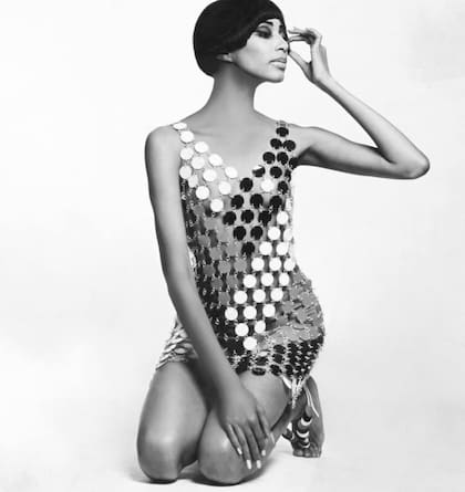 Donyale Luna fue fotografiada por Guy Bourdin en 1966, con uno de los modelos emblemáticos de Paco Rabanne