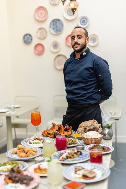 Dor Ratzon prepara un menú especial para celebrar los próximos días.