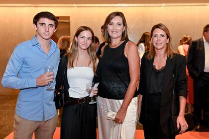 Dora Sánchez junto a sus sobrinos, Juan y Cayetana Sánchez, y Mercedes Moreno