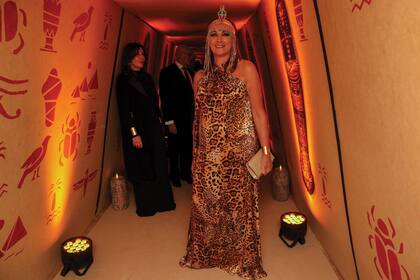 Dora Sánchez, que asistió junto con Martín
Cabrales, con un look Cleopatra que logró
con maquillaje y un tocado con cuentas y
una serpiente. El vestido, de seda natural, con
estampa felina: para los egipcios, representaba
el poder, la legitimación divina y la protección
