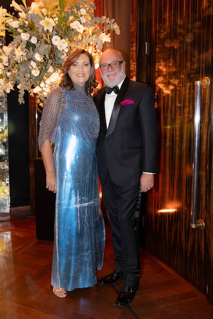Dora Sánchez (siempre elegante, con vestido largo de Tramando y chal de red) con Martín Cabrales, el empresario del café.