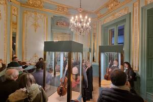 Volvió a abrir con toda la música el Salón Dorado de la Casa Fernández Blanco y su colección de violines