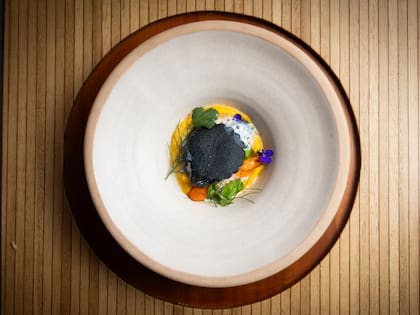 Dorado moqueca, sopa de surubí, matambrito mandioca, entre otros, son algunos ejemplos para disfrutar en sintonía con el vino que acompaña este ritual gastronómico.