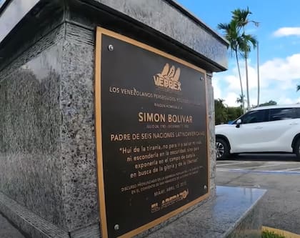 Doral hasta cuenta con una estatua en honor a Simón Bolívar