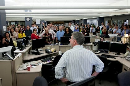 Baron en el momento en el que anuncia al personal que dejará el Globe para convertirse en el editor ejecutivo del Washington Post