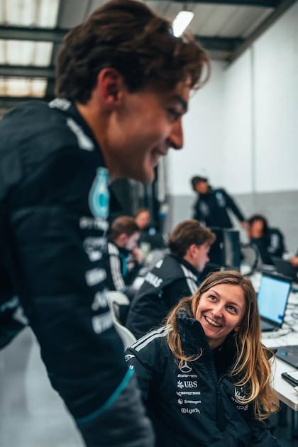 Doriane Pin junto a George Russell, el piloto de Mercedes de Fórmula 1; el británico y su compañero Andrea Kimi Antonelli felicitaron a la piloto francesa tras ganar el título de F1 Academy en 2025