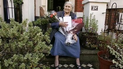 Doris Lessing llamó " dogmáticos estúpidos" a varios mandatarios.