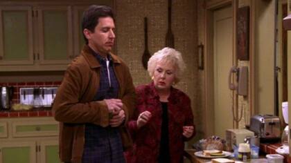 Doris Roberts con Ray Romano, en Everybody Loves Raymond.